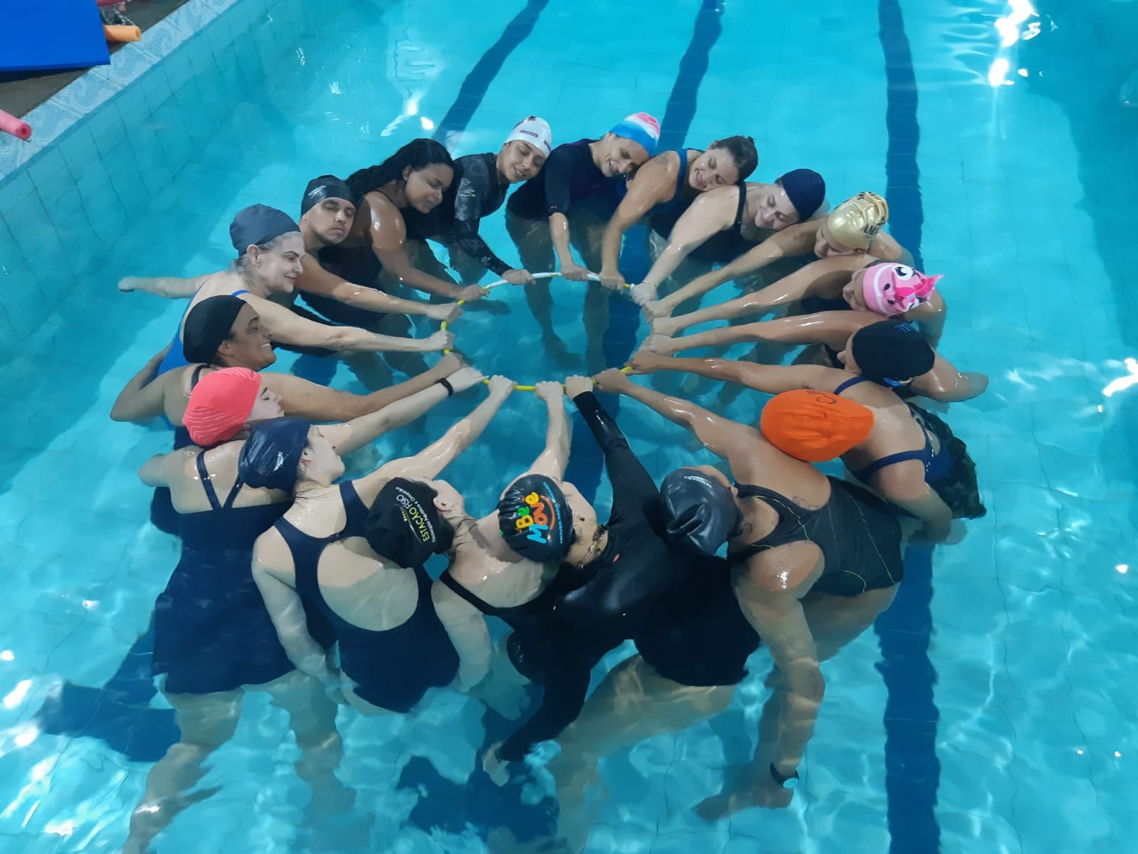 Turma da Extensão em Psicomotricidade Aquática reunida na piscina